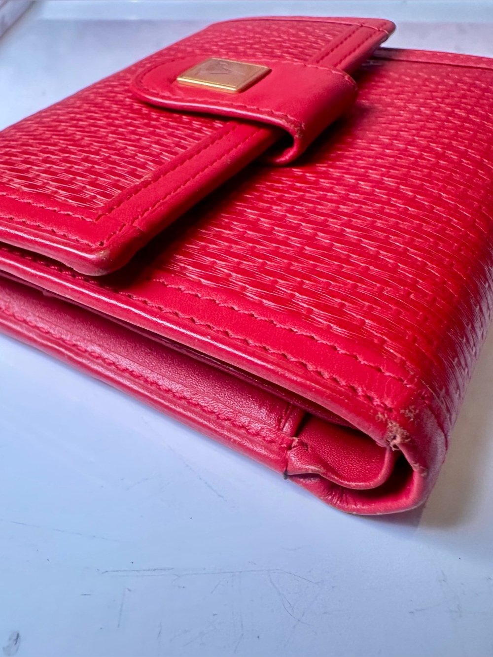 Valentino Rudy Red Textured Wallet - Picture 14 of 16